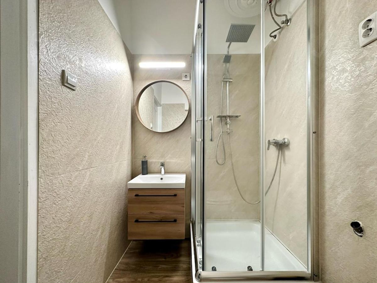 Ati's - Downtown 2 Bedroom Apartament *
